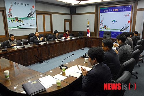 【청원=뉴시스】박재원 기자 = 충북 청원군이 12일 군청 상황실에서 ‘결혼이민자활용방안’을 놓고 부군수와 관련 부서 직원들이 참여한 가운데 브라운 백 미팅을 하고 있다. 2013.11.12.&nbsp; pjw@newsis.com