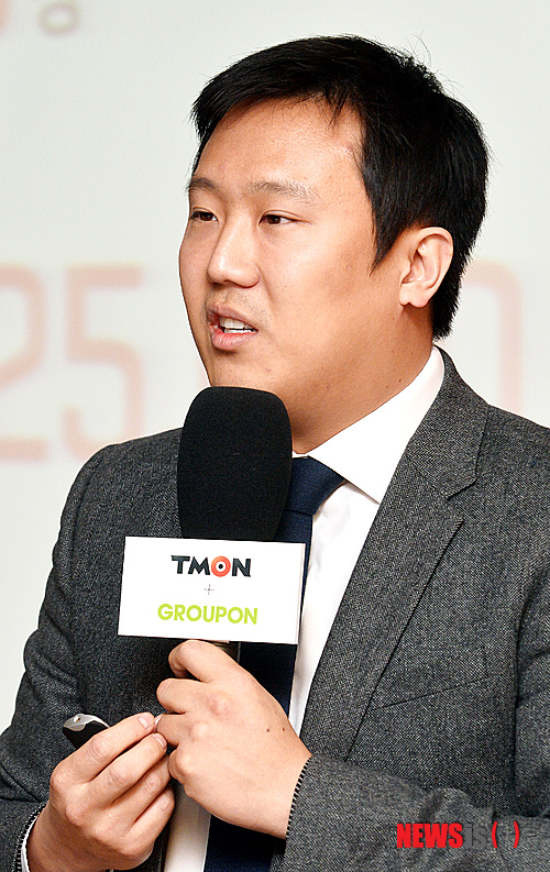 【서울=뉴시스】강진형 기자 = 신현성 티켓몬스터 대표가 12일 오전 서울 강남구 삼성동 코엑스에서 열린 ‘그루폰, 티켓몬스터 인수합병 기자회견’에서 회사 소개를 하고 있다. 2013.11.12.&nbsp; marrymero@newsis.com