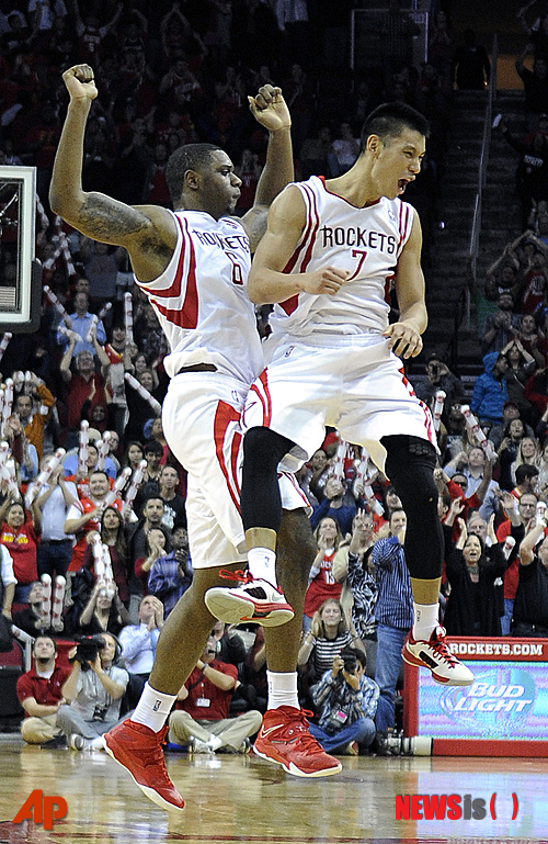 【휴스턴=AP/뉴시스】휴스턴 로키츠의 제레미 린(사진 오른쪽)이 12일(한국시간) 텍사스주 휴스턴의 도요타 센터에서 열린 2013~2014 미국프로농구(NBA) 토론토와의 경기에서 2차 연장에 슛을 성공시킨 후 기뻐하고 있다.