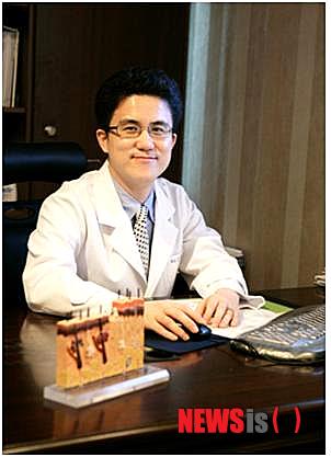 【서울=뉴시스】유희연 기자 = 13일 오라클피부과 강남역점 측에 따르면 기미, 잡티와 같은 색소 발생의 원인은 크게 환경적인 요인과 유전적인 요인으로 나누어 볼 수 있다. 환경적 요인은 평소 자외선 차단제를 바르는 것으로 예방할 수 있지만 유전적 요인이라면 피부과에서 레이저 치료를 받는 것이 도움이 된다. 2013.11.13. (사진=오라클피부과강남역점 제공) lovely_jh@newsis.com