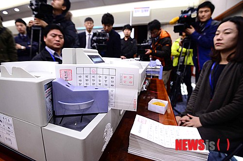 【과천=뉴시스】전신 기자 = 중앙선거관리위원회가 13일 오전 중앙선거관리위원회 대회의실에서 언론인을 대상으로 제18대 대통령선거 개표과정 설명회를 개최했다. 이번 설명회는 지난 대선 4곳의 투표구에서 개표상황표 상 투표지분류기 계수와 심사·집계부 수(手)검표 계수 사이에 10표 이상 차이가 나 논란이 확산된 데 따른 것이다. 사진은 이날 중앙선관위 직원들이 개표 과정 전반에 대해 설명하는 모습. 2013.11.13. photo1006@newsis.com