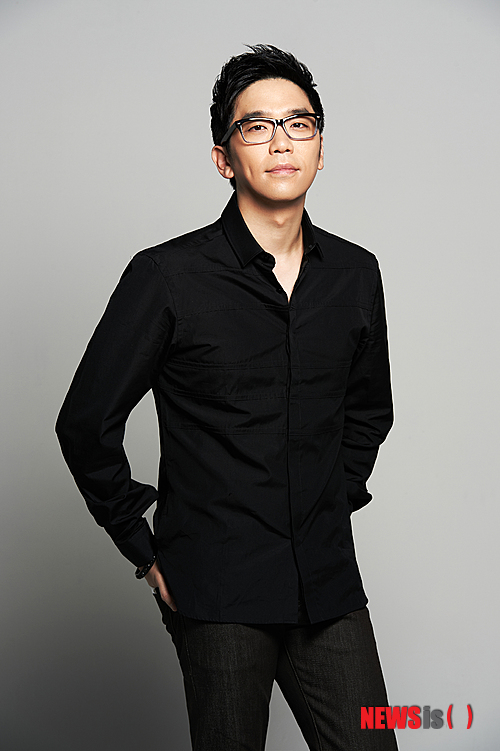 【서울=뉴시스】이재훈 기자 = "요즘 또래 뮤지션을 만나면 제일 많이 하는 고민은 앨범을 어떻게 낼 지에 대한 것이에요. 정규, 싱글, 파트 1·2…. 이번 앨범을 내면서도 어떻게 하면 효율적이까 생각했죠. 트위터를 통해 팬들에게도 물어봤는데 엇갈리더라고요."  데뷔 18년째인 싱어송라이터 이적(39)은 이러한 고민 끝에 새 앨범을 정규 앨범으로 내는 것이 옳다고 판단했다. 이에 따라 15일 정규 15집 '고독의 의미'를 내놓고 3년 만에 팬들을 만난다.  realpaper7@newsis.com 