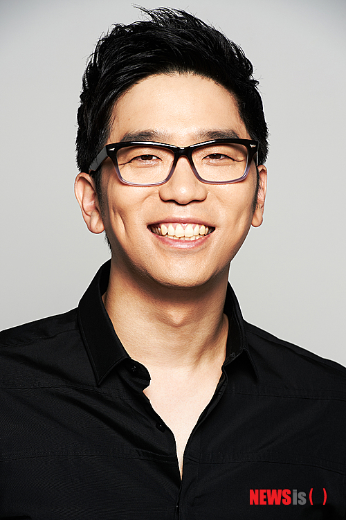 【서울=뉴시스】이재훈 기자 = "요즘 또래 뮤지션을 만나면 제일 많이 하는 고민은 앨범을 어떻게 낼 지에 대한 것이에요. 정규, 싱글, 파트 1·2…. 이번 앨범을 내면서도 어떻게 하면 효율적이까 생각했죠. 트위터를 통해 팬들에게도 물어봤는데 엇갈리더라고요."  데뷔 18년째인 싱어송라이터 이적(39)은 이러한 고민 끝에 새 앨범을 정규 앨범으로 내는 것이 옳다고 판단했다. 이에 따라 15일 정규 15집 '고독의 의미'를 내놓고 3년 만에 팬들을 만난다.  realpaper7@newsis.com 