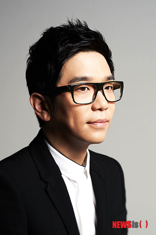 【서울=뉴시스】이재훈 기자 = "요즘 또래 뮤지션을 만나면 제일 많이 하는 고민은 앨범을 어떻게 낼 지에 대한 것이에요. 정규, 싱글, 파트 1·2…. 이번 앨범을 내면서도 어떻게 하면 효율적이까 생각했죠. 트위터를 통해 팬들에게도 물어봤는데 엇갈리더라고요."  데뷔 18년째인 싱어송라이터 이적(39)은 이러한 고민 끝에 새 앨범을 정규 앨범으로 내는 것이 옳다고 판단했다. 이에 따라 15일 정규 15집 '고독의 의미'를 내놓고 3년 만에 팬들을 만난다.  realpaper7@newsis.com 