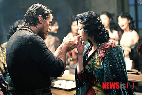 【서울=뉴시스】김태은 문화전문기자 = 14일 개봉한 장이머우(62) 감독의 ‘진링의 13소녀’는 지나치게 감상주의적 휴머니즘과 중국문화 미화에 경도돼있다. 그럼에도 여러모로 가치 있는 작품인 것은 분명하다.  tekim@newsis.com