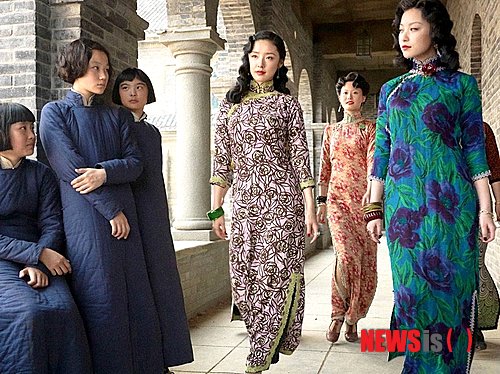 【서울=뉴시스】김태은 문화전문기자 = 14일 개봉한 장이머우(62) 감독의 ‘진링의 13소녀’는 지나치게 감상주의적 휴머니즘과 중국문화 미화에 경도돼있다. 그럼에도 여러모로 가치 있는 작품인 것은 분명하다.  tekim@newsis.com