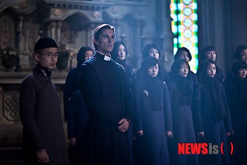 【서울=뉴시스】김태은 문화전문기자 = 14일 개봉한 장이머우(62) 감독의 ‘진링의 13소녀’는 지나치게 감상주의적 휴머니즘과 중국문화 미화에 경도돼있다. 그럼에도 여러모로 가치 있는 작품인 것은 분명하다.  tekim@newsis.com