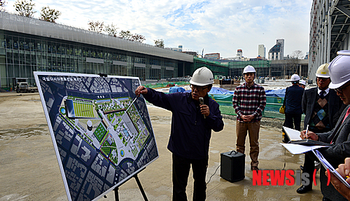 【광주=뉴시스】류형근 기자 = 14일 오전 광주 동구 옛 전남도청 부지에 건설되고 있는 국립아시아문화전당 내부가 공개됐다. 감리단장이 공사 현황에 대해 설명하고 있다. 민주평화교류원·아시아예술극장·문화창조원·아시아문화정보원·어린이문화원 등 5개원으로 구성되는 문화전당은 현재 68.5%의 공정율을 보이고 있고 내년 완공된 뒤 2015년 개관할 예정이다. 2013.11.14.&nbsp; hgryu77@newsis.com