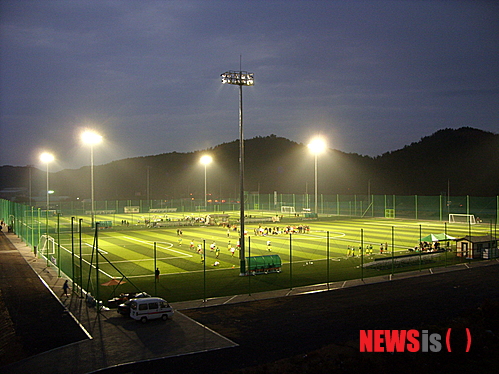 【포항=뉴시스】강진구 기자 = 경북 포항시는 오는 16일 오전 박승호 시장을 비롯한 지역주민, 관계자등이 참석한 가운데 양덕동 500번지 일대에 조성한 ‘양덕 스포츠타운 축구장’ 준공 기념 개장식을 개최한다고 밝혔다.사진은 양덕 스포츠타운 축구장 야간 전경.2013.11.14.(사진=포항시 제공) photo@newsis.com