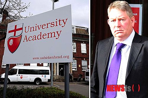 【서울=뉴시스】자신의 학생을 포함한 10대 소녀의 가슴, 엉덩이 등 부위를 휴대전화로 촬영한 머지사이드주 비컨헤드 아카데미 영어교사 폴 앤드류 다우(48). 20년 이상 교직에 몸담은 다우는 10대 소녀의 은밀한 부위를 휴대전화로 몰래 찍고 보관해오다가 체포됐고, 현지 법원은 공중도덕 위반죄 등 그의 5개 혐의에 대해 유죄를 인정했다. (사진출처: 영국 미러) 2013.11.14 