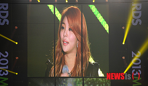 【서울=뉴시스】김진아 기자 = '2013 멜론 뮤직 어워드'가 열린 14일 오후 서울 송파구 방이동 올림픽공원 체조경기장에서 가수 에일리가 탑10상을 수상하고 있다.&nbsp;&nbsp;&nbsp; '2013 멜론 뮤직 어워드'는 '뮤직 이즈 원' 콘셉트로 올해를 빛낸 아티스트 및 시상자들이 무대를 꾸민다. 이는 MBC뮤직, MBC every1 및 다음 TV팟, 멜론, 유튜브를 통해 전세계 생중계된다.&nbsp; 2013.11.14.&nbsp;&nbsp; bluesoda@newsis.com 