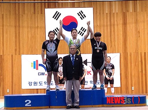 【구미=뉴시스】박홍식 기자 = 경북 구미여자중학교 역도부가 각종 전국대회에서 우수한 성적을 기록하며 역도 명문교로 부상하고 있다. 지난 12일 강원도 양구에서 열린 '제15회 전국중등부역도대회'에서 우승한 허유정(3년) 학생이 금메달을 목에 걸고 기뻐하고 있다. 2013.11.15 (사진=구미여중 제공)&nbsp;&nbsp; photo@newsis.com 