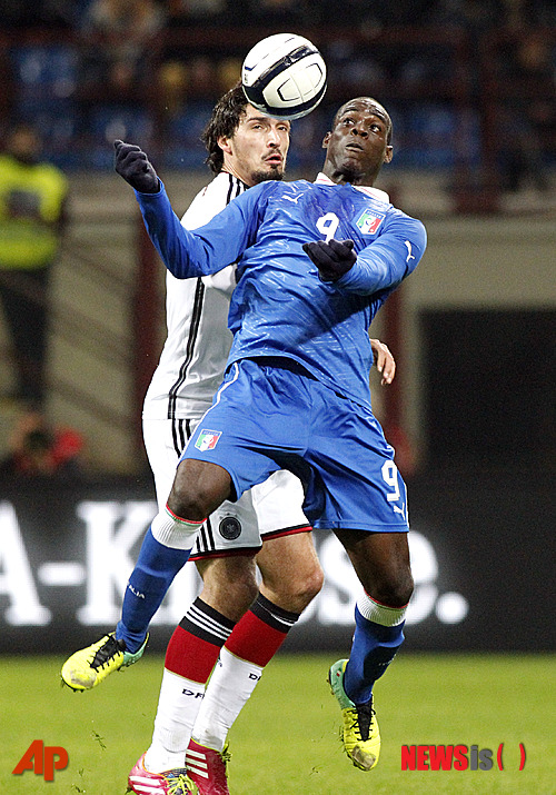 【밀란(이탈리아)=AP/뉴시스】마리오 발로텔리(24·이탈리아)가 2014브라질월드컵에 아주리 군단의 선봉에 선다.&nbsp; 사진은 지난해 11월16일(한국시간) 독일과의 평가전에서 독일의 수비수 마츠 훔멜스(26)과 볼을 다투고 있는 발로텔리(사진 앞)의 모습. 두 팀은 이날 1-1으로 비겼다. 