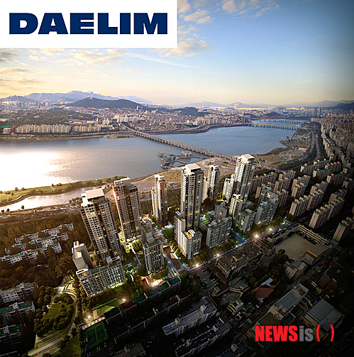 【서울=뉴시스】양길모 기자 = 대림산업은 오는 22일 서울 서초구 반포동 2-1번지에 들어서는 '아크로리버 파크' 견본주택을 개관하고 본격적인 분양에 나선다. 신반포 한신1차 아파트를 재건축한 아크로리버 파크는 지하 2층, 지상 5층~38층, 15개동, 총 1,620가구 규모 대단지 아파트다. 11월에 1차, 내년 7월에 2차 분양을 준비 중이다.&nbsp; 아크로리버 파크는 2000년대 이후 반포에 신규 분양된 아파트 중 유일하게 한강 조망이 가능한 단지다. 일반분양 물량도 30% 가량은 한강 조망이 가능하다. (사진=대림산업 제공)&nbsp; dios102@newsis.com 