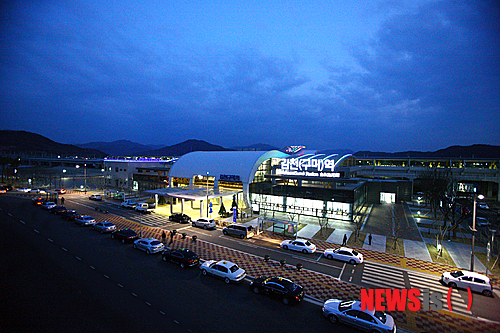 【김천=뉴시스】박홍식 기자 = 경북 김천시 남면 옥산리 일원에 들어선 KTX 김천(구미)역이 개통 3주년을 맞았다. 16일 김천혁신도시에서 바라본 KTX 김천(구미)역사 야경. 2013.11.17 (사진=김천시 제공)&nbsp; photo@newsis.com&nbsp; 