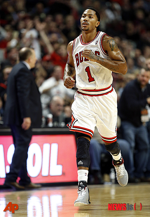 【시카고=AP/뉴시스】AP통신은 24일(한국시간) 미국프로농구(NBA) 시카고 불스의 에이스 데릭 로즈(25)가 오른 무릎 반월상 연골이 찢어지는 부상을 당해 수술을 받을 예정이라고 보도했다. 사진은 지난 17일 인디애나 페이서스와의 경기에서 뛰고 있는 로즈의 모습.
