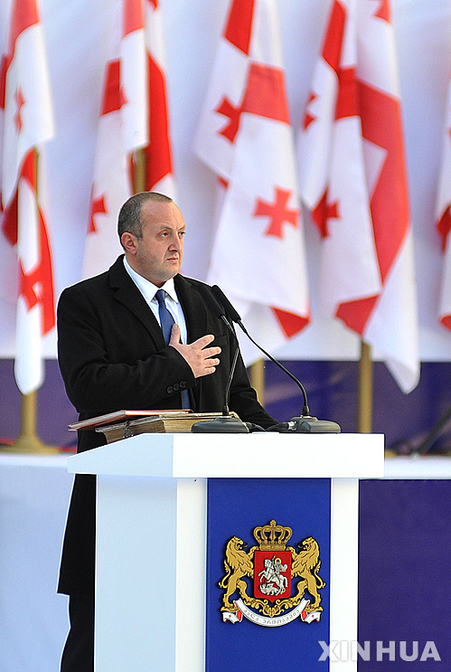 【트빌리시=신화/뉴시스】‘섹스동영상’이 조지아 전역을 뒤흔들고 있다. 조지아 당국은 섹스동영상 스캔들에 연루된 용의자 2명을 체포했다고 15일(현지시간) 밝혔다. 정치인들이 다양한 성행위를 하는 장면이 담긴 동영상을 불법 유포한 혐의로 전 내무부 관리와 변호사가 체포됐다.사진은 지난 2013년 11월17일 기오르기 마르그벨라슈빌리 대통령 당선자가 수도 트빌리시에서 취임식을 갖고 있는 모습. 2016.03.16. 