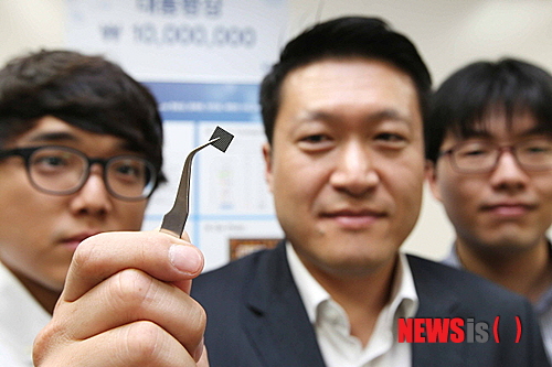 【대전=뉴시스】이시우 기자 = KAIST 전기 및 전자공학과 배현민(41) 교수가 자신이 개발한 초저전력 100Gbps 이더넷 집적회로를 선보이고 있다. 2013.11.18.(사진=KAIST 제공)&nbsp; photo@newsis.com
