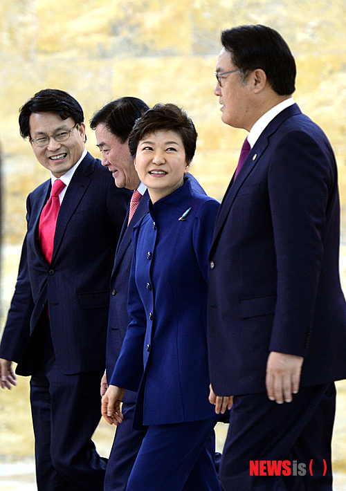 【서울=뉴시스】전진환 기자 = 18일 오전 박근혜 대통령이 서울 여의도 국회 본회의장에서 첫 예산안 국회 시정연설을 마치고 새누리당 최경화 원내대표, 윤상현 원내수석 부대표, 정진석 국회사무총장과 나오고 있다. 2013.11.18. amin2@newsis.com