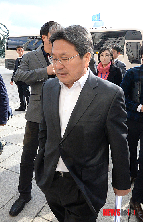 【서울=뉴시스】전진환 기자 = 18일 오전 서울 여의도 국회 본회의장으로 강기정 의원이 들어가고 있다. 이날 강 의원은 박근혜 대통령의 국회 시정 연설에 앞서 국회 본관앞에서 경호처 소속 차량의 운전기사와 주차문제로 시비가 붙었 다툼이 있었다.&nbsp; 2013.11.18.&nbsp; amin2@newsis.com