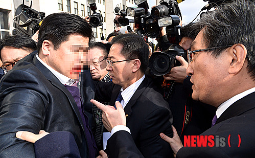 【서울=뉴시스】박동욱 기자 = 민주당 의원들과 청와대 직원으로 보이는 한 남성이 18일 오전 서울 여의도 국회 본청 앞에서 몸싸움을 벌이고 있다.&nbsp; 박근혜 대통령의 2014년 예산안 시정연설이 끝난 직후인 이날 오전 10시35분께 국회 본청 앞 계단에서 열리는 규탄대회 참석을 위해 이동하던 강기정 의원 등 민주당 의원들이 박 대통령의 경호를 위해 본청 앞에 세워져 있던 버스 3대를 치울 것을 요구하던 도중 몸싸움이 벌어진 것으로 전해졌다. 2013.11.18.&nbsp; fufus@newsis.com