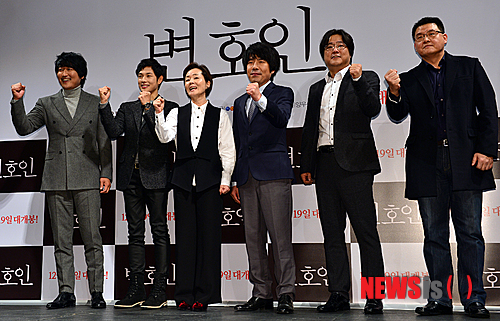 【서울=뉴시스】조종원 기자 = 19일 오전 서울 강남구 신사동 CGV 압구정점에서 열린 영화 '변호인' 제작보고회에서 배우 송강호(왼쪽부터), 그룹 제국의 아이들의 가수 임시완, 배우 김영애, 오달수, 곽도원, 양우석 감독이 포토타임을 갖고 있다. 영화 '변호인'은 1980년대 초 부산을 배경으로 돈 없고, 빽 없고, 가방끈도 짧은 세무 변호사 송우석(배우 송강호)의 인생을 바꾼 다섯 번의 공판과 이를 둘러싼 사람들의 이야기를 그린 작품이며 오는 12월 19일 개봉한다. 2013.11.19. choswat@newsis.com