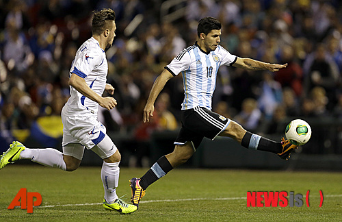 【세인트루이스(미국)=AP/뉴시스】세르히오 아구에로(26·아르헨티나)가 2014브라질월드컵에서 리오넬 메시(27·아르헨티나)크리스티아누 호날두(29·포르투갈)을 잇는 슈퍼스타로 떠오를 전망이다.&nbsp;&nbsp;&nbsp; 사진은 지난해 11월19일(한국시간) 미국의 세인트루이스 부시스타디움에서 열린 아르헨티나와 보스니아-헤르체고비나의 평가전에 출전한 아구에로(오른쪽)의 모습. 이날 아구에로는 멀티골로 2-0 완승을 주도했다. 