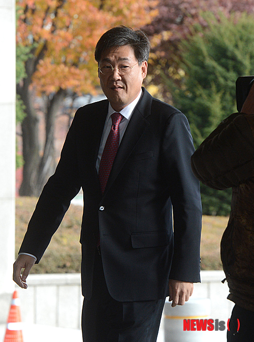 【서울=뉴시스】박상훈 기자 = 남북정상회담 회의록 유출 의혹을 받고 있는 정문헌 새누리당 의원이 19일 오후 서초구 서울중앙지방검찰청에 출석하고 있다.&nbsp; 정 의원은 대선을 앞둔 지난해 10월, 통일부 국정감사 등에서 노무현 전 대통령이 NLL을 포기했다는 발언을 해, 국가 기밀인 회의록 내용을 공표한 혐의로 고발됐다. 2013.11.19.&nbsp; hyalinee@newsis.com