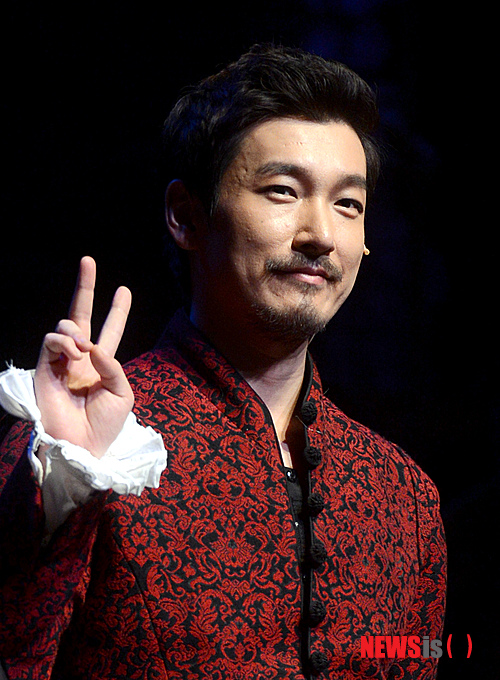 【서울=뉴시스】박상훈 기자 = 19일 오후 서울 충무아트홀 대극장에서 열린 뮤지컬 '맨오브라만차' 프레스콜에서 조승우가 포즈를 취하고 있다. 2013.11.19.&nbsp; hyalinee@newsis.com