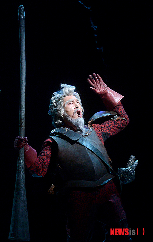 【서울=뉴시스】박상훈 기자 = 19일 오후 서울 충무아트홀 대극장에서 열린 뮤지컬 '맨오브라만차' 프레스콜에서 조승우가 열창하고 있다.&nbsp; 맨오브라만차(MAN OF LA MANCHA)는 스페인 작가 미구엘 드 세르반테스(Miguel de Cervantes)의 소설 '돈키호테'를 원작으로 한 뮤지컬로 1965년 뉴욕에서 초연된 이후 2005년 한국 무대에 첫선을 보이고 현재까지 수많은 관객들에게 자신의 꿈을 돌아보고 인생에 대한 태도를 다시 생각하게 해 가슴을 울렸다. 2013.11.19.&nbsp; hyalinee@newsis.com