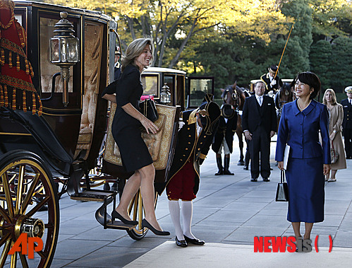【도쿄=AP/뉴시스】캐롤라인 케네디 일본 주재 새 미국 대사가 19일 일본 궁정 의식에 따라 신임장 제정식을 치르기 위해 왕실 마차를 타고 왕실에 도착해 여관의 환영을 받으며 내리고 있다. 2013. 11. 19&nbsp;&nbsp; 
