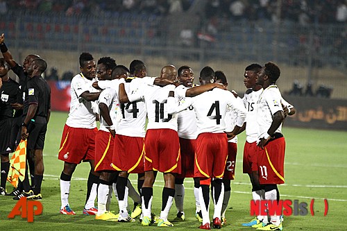 Ghana's team huddles during the World Cup qualifying playoff second leg soccer match against Egypt, at the Air Defense Stadium in Cairo, Egypt, Tuesday, Nov. 19, 2013. Ghana qualified for the World Cup on Tuesday with a 7-3 aggregate win over Egypt in the playoffs to seize the fourth of five African places available at the finals.(AP Photo/Ahmed Gomaa)