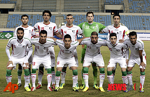 【베이루트(레바논)=AP/뉴시스】중동 축구의 맹주 이란이 2014브라질월드컵에서 16강에 도전한다. 이란은 '우승후보' 아르헨티나를 비롯해 보스니아 헤르체고비나·나이지리아와 함께 조별리그 F조에 속했다. 객관적인 전력상으로는 최하위로 평가되고 있다. 카를로스 케이로스(61) 감독이 팀을 이끌고 있다. 이란의 축구 영웅 자바드 네쿠남(34·SC 쿠웨이트)과 모함마드 할라트바리(31·페르세폴리스) 등이 핵심 선수다. 사진은 지난해 11월9일 레바논 베이루트에서 열린 레바논과의 2015 아시아축구연맹(AFC) 아시안컵 예선전을 앞두고 기념촬영을 하고 있는 이란 대표팀의 모습.2014.5.16.