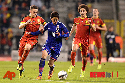 【브뤼셀=AP/뉴시스】일본은 20일 브뤼셀 스타드 로이 바두앵에서 열린 벨기에와의 원정 평가전에서 혼다 게이스케(27·CSKA 모스크바)와 카가와 신지(24·맨체스터 유나이티드·가운데)의 맹활약에 힘입어 3-2로 역전승하는 이변을 연출했다. 사진은 쇄도하는 카가와를 막기 위해 애쓰는 벨기에 토마스 베르마엘렌(28·아스날·왼쪽)과 악셀 비첼(23·제니트 상트 페테르부르크)의 모습