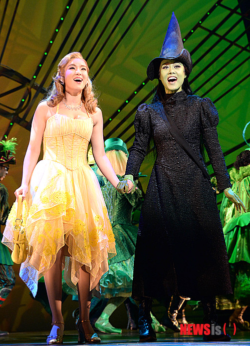 【서울=뉴시스】김진아 기자 = 20일 오후 서울 송파구 잠실동 잠실 샤롯데씨어터에서 진행된 뮤지컬 '위키드' 미디어콜에서 엘파바 역의 옥주현(오른쪽)과 글린다 역의 정선아가 공연을 펼치고 있다.&nbsp; '오즈의 마법사'를 유쾌하게 뒤집은 그레고리 맥과이어의 베스트셀러를 뮤지컬로 옮긴 올해 탄생 10주년을 맞이한 뮤지컬 '위키드'는 오즈의 마녀들의 대한 이야기로 오는 22일부터 2014년 1월 26일까지 잠실 샤롯데씨어터에서 공연된다. 2013.11.20.&nbsp; bluesoda@newsis.com 