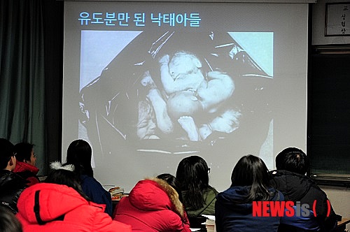 【서울=뉴시스헬스/뉴시스】 20일 낙태반대운동연합은 서울 오남중학교에서 올바른 성가치관을 가르치는 교육인 생생교육을 실시한 가운데 학생들이 수업 자료를 보고 있다. 안희영 기자 ahy@newsishealth.com