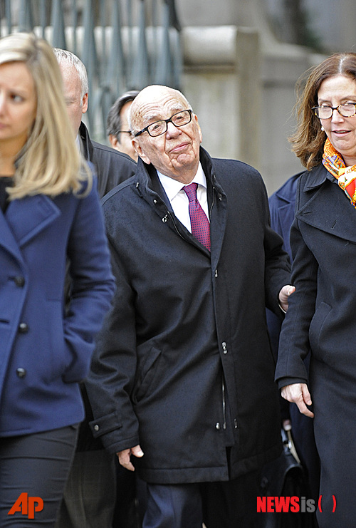 【뉴욕=AP/뉴시스】루퍼트 머독 뉴스코프 회장(가운데)이 20일 뉴욕 맨해튼 법원을 떠나고 있다. 머독과 덩은 이날 법정에서 이혼조건에 합의했다고 밝혔다. 2013.11.21