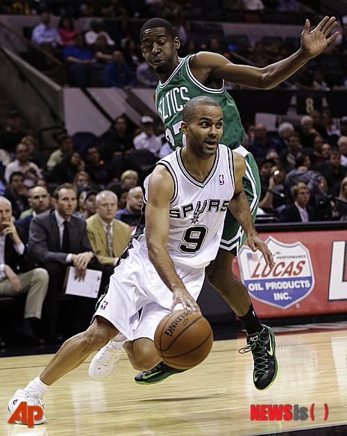 【샌안토니오=AP/뉴시스】샌안토니오 스퍼스의 토니 파커(사진 왼쪽)가 21일(한국시간) 미국 텍사스주 샌안토니오의 AT&T 센터에서 열린 2013~2014 미국프로농구(NBA) 보스턴 셀틱스와의 경기에서 조던 크로포드를 제치고 돌파하고 있다.