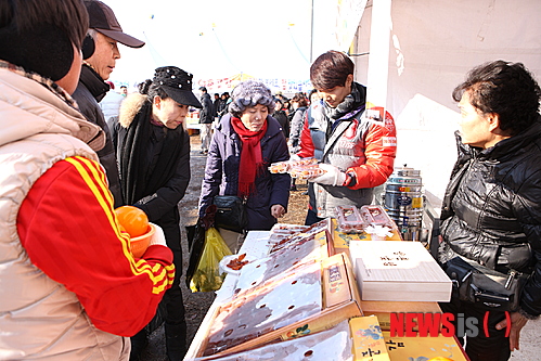 【논산=뉴시스】권교용 기자 = 21일 충남 논산시 양촌곶감축제가 오는 12월 7일부터 8일까지 ‘감빛 물든 그리움, 정이 물처럼 흐르는 햇빛촌’을 주제로 양촌면 양촌리 체육공원에서 열린다. 사진은 지난해 축제장면. 2013. 11. 21. (사진=논산시청 제공)&nbsp; ggy0119@newsis.com