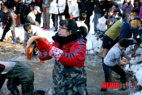 【논산=뉴시스】권교용 기자 = 21일 충남 논산시 양촌곶감축제가 오는 12월 7일부터 8일까지 ‘감빛 물든 그리움, 정이 물처럼 흐르는 햇빛촌’을 주제로 양촌면 양촌리 체육공원에서 열린다. 사진은 지난해 축제 송어잡이 장면. 2013. 11. 21. (사진=논산시청 제공)&nbsp; ggy0119@newsis.com