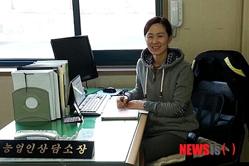 【장성=뉴시스】송창헌 기자 = 전남 장성군 농업기술센터 산하 서부농업인상담소에서 소장으로 일하고 있는 박언정(사진)씨가 농업기술의 최고 영예라 할 수 있는 농화학기술사 자격증을 취득한 뒤 21일 사무실에서 환하게 웃고 있다. 2013.11.21 (사진=장성군 제공)&nbsp; goodchang@newsis.com