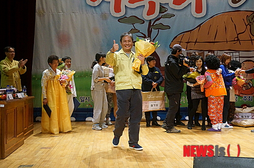 【포항=뉴시스】강진구 기자 = 경북 포항시는 사라져가는 사투리의 의미를 되새기고 우리 지역말을 보존하기 위해 20일 오후 안동문화회관에서 열린 경북도 사투리 경연대회에서 포항 대표로 참가한 서병일(48·효곡동)씨가 우수상을 차지했다고 밝혔다.사진은 서병일씨.2013.11.21. (사진=포항시 제공)&nbsp; photo@newsis.com