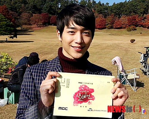 【서울=뉴시스】유상우 기자 = 배우그룹 ‘서프라이즈’의 서강준(20)이 MBC TV 단막극 시리즈 ‘드라마 페스티벌’의 아홉 번째 이야기 ‘하늘재 살인사건’을 이끈다. 데뷔 3개월 만에 주연으로 캐스팅됐다.&nbsp; ‘하늘재 살인사건’은 1950년대 6·25 동란 당시 한 여인의 이야기를 다룬 시대극이다. 서강준은 6·25라는 거친 풍파에서 우여곡절을 겪지만, 착한 마음으로 열심히 사는 19세 고등학생 ‘정윤하’로 등장해 문소리(39)와 호흡을 맞춘다.&nbsp; 서강준은 “드라마페스티벌을 통해 첫 주연을 맡게 돼 영광스럽다. 특히 문소리 선배와 호흡을 맞추게 돼 떨리고 기쁘다”고 기대했다.&nbsp; 서강준은 최근 끝난 KBS 2TV 드라마 ‘굿 닥터’에 카메오로 출연해 눈도장을 받았다. SBS TV ‘수상한 가정부’에서 나쁜남자 ‘최수혁’을 열연하고 있다.&nbsp; ‘하늘재 살인사건’은 MBC TV 일일사극 ‘제왕의 딸, 수백향’을 공동 연출하고 있는 최준배 PD가 메가폰을 잡는다. 12월 초 방송된다.&nbsp; swryu@newsis.com