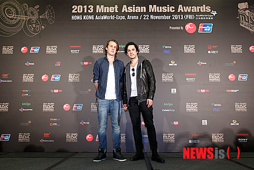 【홍콩=뉴시스】오제일 기자 = "노르웨이에 '크레용팝' 복음을 전파하려 합니다. 그들이 노르웨이에 오면 우리 집에서 살아도 됩니다."(베가드)&nbsp; 엉뚱한 가사와 퍼포먼스를 담은 '더 폭스, 왓 더스 더 폭스 세이(The Fox, What Does the Fox Say)' 영상으로 유튜브 스타가 된 듀오 '일비스'는 코미디언 형제다. 22일 홍콩 아시아 월드 엑스포 아레나에서 열리는 엠넷 아시안 뮤직 어워즈(MAMA)에 앞서 열린 아티스트 웰컴미팅에서도 이 같은 면모를 뽐냈다.&nbsp; 베가드, 바드 두 형제가 함께하는 듀오 '일비스'는 이날 'MAMA'에서 그룹 '크레용팝'과 컬래버레이션 무대를 펼친다. "우리는 산동네에서 왔기 때문에 홍콩에도 산이 많다는 게 인상적이에요. 곧 정상에 올라가 관광할 예정입니다"(바드), "아시아 팬들과 만날 계획이 있느냐고요? 아직 홍콩에서 나가는 온라인 표를 사지도 않았는데요. 미래에 대한 구체적인 계획이 아직 없어요."(베가드)&nbsp; '일비스'가 지난 9월 유튜브에 공개한 '더 폭스, 왓 더스 더 폭스 세이' 영상은 업로드 1주 만에 2000만 뷰를 돌파, 현재 2억3000만건이 넘는 조회 수를 기록하고 있다. 코믹한 내용의 영상으로 가수 싸이(36)의 '강남스타일'과 비교되기도 한다.&nbsp; "싸이를 좋아해서 영상을 100번 넘게 돌려보기도 했지만 저희가 직접적인 감흥을 받아 작업하지는 않았어요. 비슷할 거라는 생각조차 못 했습니다. 싸이와 같이 언급되는 것도 영광입니다."(바드)&nbsp; 6주간 빌보드 싱글차트 톱10을 기록했고, 아이튠스 싱글차트 상위권 올랐다. 케이블채널 tvN 'SNL 코리아'에 호스트로 출연한 탤런트 한은정이 이를 패러디하기도 하는 등 세계적으로 인기를 끌었다.&nbsp; 'MAMA'에는 '일비스'를 비롯해 '솔의 대부'로 불리는 스티비 원더, 국내 광고에 삽입된 '아이 러브 잇'으로 유명한 듀오 '아이코나 팝' 등 해외 뮤지션을 비롯해 '소녀시대' '빅뱅' '2NE1' '인피니티' 'EXO' '자우림' 등 국내 그룹이 함께한다.&nbsp; "K팝이나 아시아 음악을 잘 몰랐습니다. 'MAMA'에서 다른 아티스트들이 공연하는 모습을 볼 수 있게 돼 좋아요. 혹시 모르죠. 다음 저희 노래가 K팝 스타일로 만들어질지도."(베가드)&nbsp; 오후 7시부터 4시간에 걸쳐 '올해의 노래상' '올해의 앨범상' '올해의 가수상' 등 국내 19개 부문을 비롯해 해외 6개 부문을 시상한다. '2013 MAMA'는 아시아, 유럽, 북미, 아프리카, 오세아니아 등 5개 대륙 93개국에 방송된다.&nbsp; kafka@newsis.com