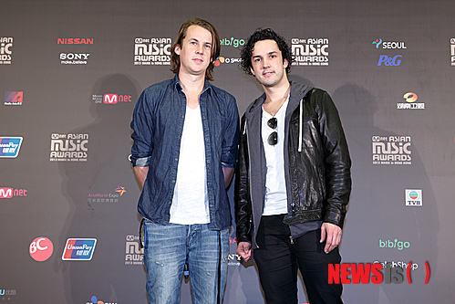 【홍콩=뉴시스】오제일 기자 = "노르웨이에 '크레용팝' 복음을 전파하려 합니다. 그들이 노르웨이에 오면 우리 집에서 살아도 됩니다."(베가드)&nbsp; 엉뚱한 가사와 퍼포먼스를 담은 '더 폭스, 왓 더스 더 폭스 세이(The Fox, What Does the Fox Say)' 영상으로 유튜브 스타가 된 듀오 '일비스'는 코미디언 형제다. 22일 홍콩 아시아 월드 엑스포 아레나에서 열리는 엠넷 아시안 뮤직 어워즈(MAMA)에 앞서 열린 아티스트 웰컴미팅에서도 이 같은 면모를 뽐냈다.&nbsp; 베가드, 바드 두 형제가 함께하는 듀오 '일비스'는 이날 'MAMA'에서 그룹 '크레용팝'과 컬래버레이션 무대를 펼친다. "우리는 산동네에서 왔기 때문에 홍콩에도 산이 많다는 게 인상적이에요. 곧 정상에 올라가 관광할 예정입니다"(바드), "아시아 팬들과 만날 계획이 있느냐고요? 아직 홍콩에서 나가는 온라인 표를 사지도 않았는데요. 미래에 대한 구체적인 계획이 아직 없어요."(베가드)&nbsp; '일비스'가 지난 9월 유튜브에 공개한 '더 폭스, 왓 더스 더 폭스 세이' 영상은 업로드 1주 만에 2000만 뷰를 돌파, 현재 2억3000만건이 넘는 조회 수를 기록하고 있다. 코믹한 내용의 영상으로 가수 싸이(36)의 '강남스타일'과 비교되기도 한다.&nbsp; "싸이를 좋아해서 영상을 100번 넘게 돌려보기도 했지만 저희가 직접적인 감흥을 받아 작업하지는 않았어요. 비슷할 거라는 생각조차 못 했습니다. 싸이와 같이 언급되는 것도 영광입니다."(바드)&nbsp; 6주간 빌보드 싱글차트 톱10을 기록했고, 아이튠스 싱글차트 상위권 올랐다. 케이블채널 tvN 'SNL 코리아'에 호스트로 출연한 탤런트 한은정이 이를 패러디하기도 하는 등 세계적으로 인기를 끌었다.&nbsp; 'MAMA'에는 '일비스'를 비롯해 '솔의 대부'로 불리는 스티비 원더, 국내 광고에 삽입된 '아이 러브 잇'으로 유명한 듀오 '아이코나 팝' 등 해외 뮤지션을 비롯해 '소녀시대' '빅뱅' '2NE1' '인피니티' 'EXO' '자우림' 등 국내 그룹이 함께한다.&nbsp; "K팝이나 아시아 음악을 잘 몰랐습니다. 'MAMA'에서 다른 아티스트들이 공연하는 모습을 볼 수 있게 돼 좋아요. 혹시 모르죠. 다음 저희 노래가 K팝 스타일로 만들어질지도."(베가드)&nbsp; 오후 7시부터 4시간에 걸쳐 '올해의 노래상' '올해의 앨범상' '올해의 가수상' 등 국내 19개 부문을 비롯해 해외 6개 부문을 시상한다. '2013 MAMA'는 아시아, 유럽, 북미, 아프리카, 오세아니아 등 5개 대륙 93개국에 방송된다.&nbsp; kafka@newsis.com