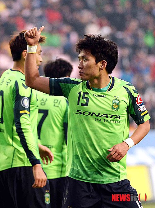 【전주=뉴시스】윤난슬 기자 = 23일 오후 전북 전주월드컵경기장에서 열린 현대오일뱅크 K리그 클래식 2013 전북 현대모터스와 인천 유나이티드의 경기에서 후반전 9분에 골을 넣은 전북 현대 정혁이 세레머니를 하고 있다 . 2013.11.23.&nbsp; yns4656@newsis.com 