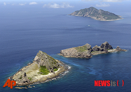【베이징=AP/뉴시스】지난 2012년 9월 자료 사진으로 동중국해에 있는 댜오위다오(釣魚島·일본명 센카쿠(尖閣) 열도)의 모습. 중국이 긴장이 고조되고 있는 동중국해의 방공식별구역(CADIZ)에 진입하는 외국 항공기에 대해 경고를 발하기 시작했다고 밝혔다. 2014.01.24
