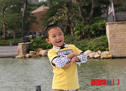 【서울=뉴시스】지난 8월 안구를 적출당해 많은 사람의 안타까움을 자아냈던 산시(山西)성 6세 소년 궈빈(郭斌)이 지난 22일 광둥성 선전에서 의안 이식 수술을 받고 퇴원에 앞서 사진을 찍고 있다. 이 소년은 의안 이식수술을 받아 외견상으로는 정상인으로 보이지만 시력 회복을 불가능해 사실 시각장애인과 다름없다. 그러나 약 3개월 만에 한결 밝아진 모습으로 나타나 화제가 되고 있다. (사진출처: 중국 (양청완바오(羊城晩報)) 2013.11.24.