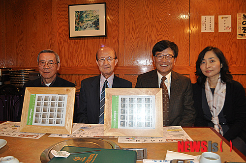 【뉴욕=뉴시스】노창현 특파원 = 서재필 기념재단이 23일 “오는 2014년 서재필 박사 탄생 150주년을 맞아 서재필 박사 기념우표와 독립신문 기념우표 두 종을 발행했다”고 밝혔다. 서재필 박사 기념우표는 미디어 조아(대표 한지수)가 제작한 것으로 미 우정국의 정식 인가를 받은 것이다. 최현태 서재필 재단 회장(오른쪽 두 번째)과 오성규 이사장(오른쪽 세 번째) 등 관계자들이 기념우표를 들고 포즈를 취했다. 2013.11.23. <사진=미디어조아 제공> robin@newsis.com