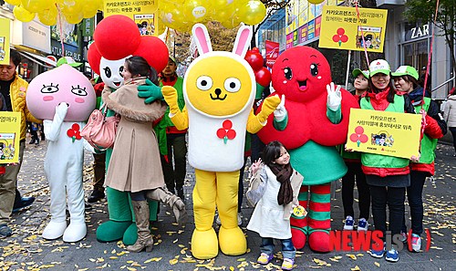 【서울=뉴시스】 고승민 기자 = 24일 오후 서울 중구 명동 일대에서 열린 카카오프렌즈 사랑의열매 홍보대사 위촉식에서 카카오프렌즈ㆍ사랑의열매 캐릭터와 관계자들이 거리 퍼포먼스를 하고 있다. 카카오는 22일 자사 대표 캐릭터 '카카오프렌즈'가 경기사회복지공동모금회가 주관하는 사랑의 열매 홍보대사로 위촉됐다고 밝혔다. 2013.11.24. kkssmm99@newsis.com